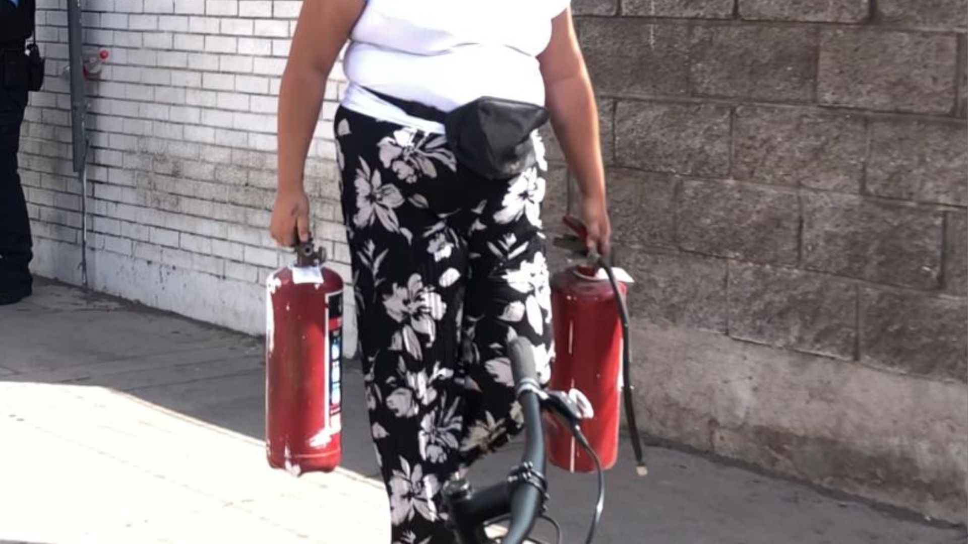 Mujer comerciante con extintores